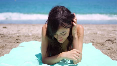 una mujer feliz disfrutando del sol de verano.
