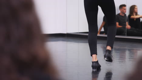 primer plano de una estudiante de tap dance actuando para la clase en el estudio de la escuela de arte escénico