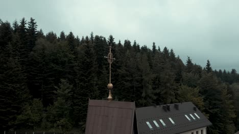 cruz de la iglesia en la parte superior de la antigua iglesia de madera-1