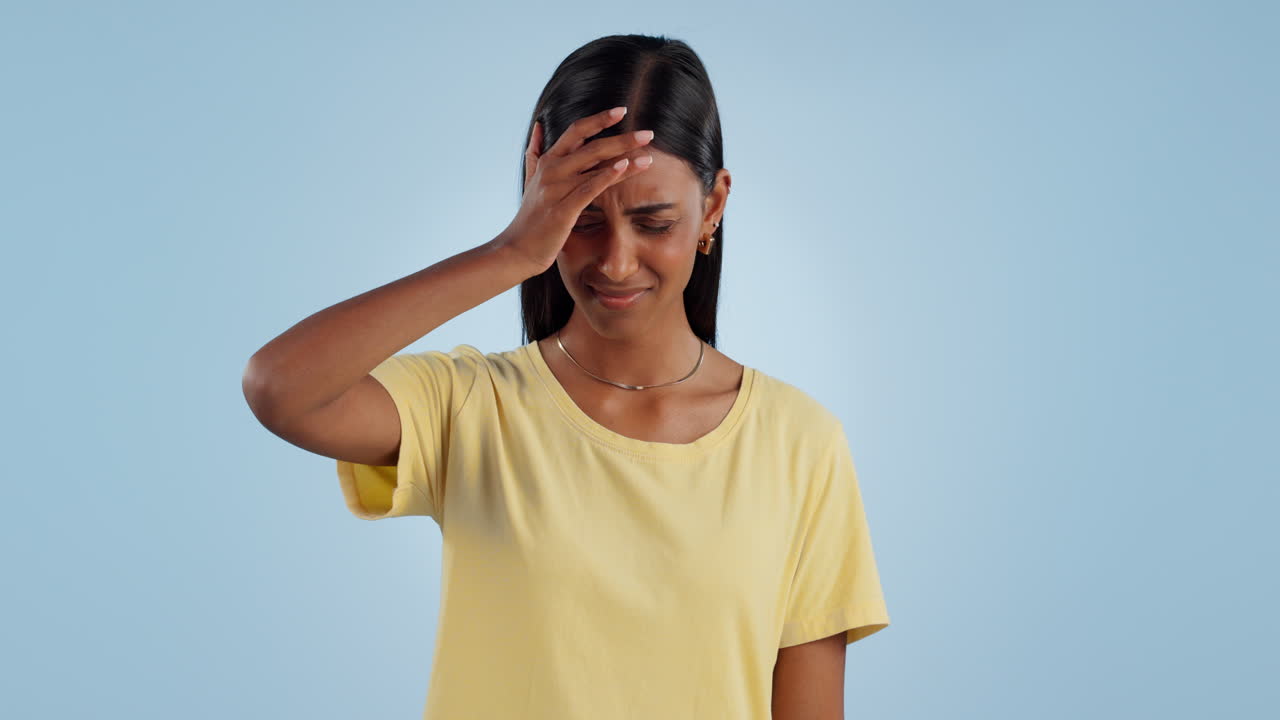 estrés, dolor de cabeza y cara de la mujer india