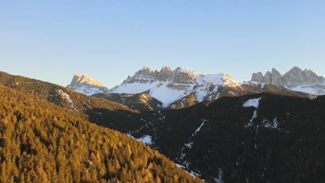 wunderschönes luftdrohnenvideo der massiven dolomitberge in den italienischen alpen, gefilmt in 4k im winter - herbst