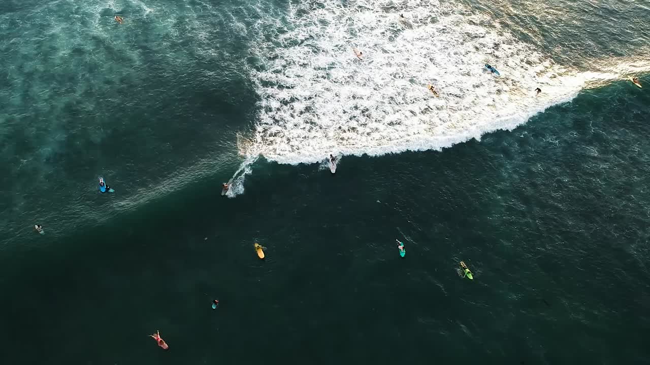 Molti surfisti che cavalcano grandi onde al largo della costa di Echo Beach a Canggu, Bali