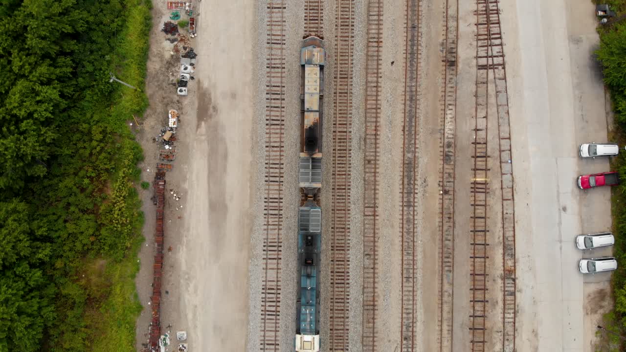 빈 선로를 따라 달리는 열차의 속도를 맞추는 동안 4k 하향식 보기