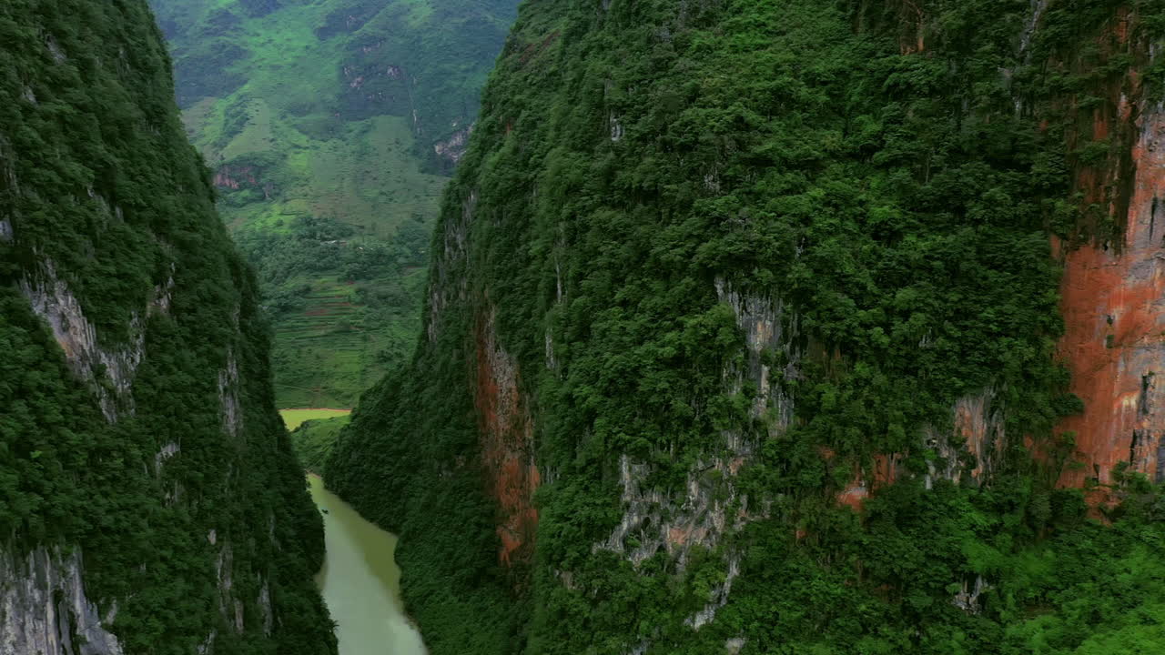 탐험할 수 있는 거대한 땅입니다.