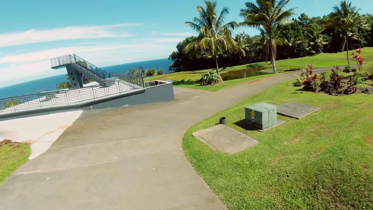 toma de drones de seguimiento fpv de la pasarela que conduce a la gran villa en el borde de la isla tropical de big island en hawaii, estados unidos