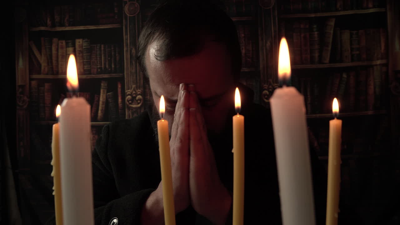 Uomo Religioso che Prega Dio Davanti alle Candele, Primo Piano.