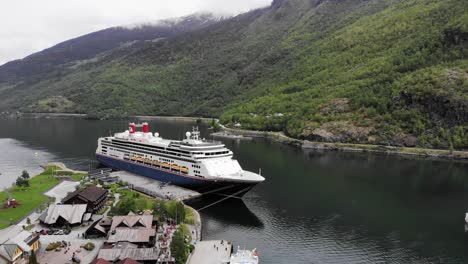 Antenne:-Hafen-Von-Flåm-Mit-Einem-Großen-Schiff