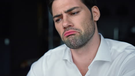 cara de hombre de negocios trabajando en la oficina. hombre haciendo una expresión de cara sorprendida