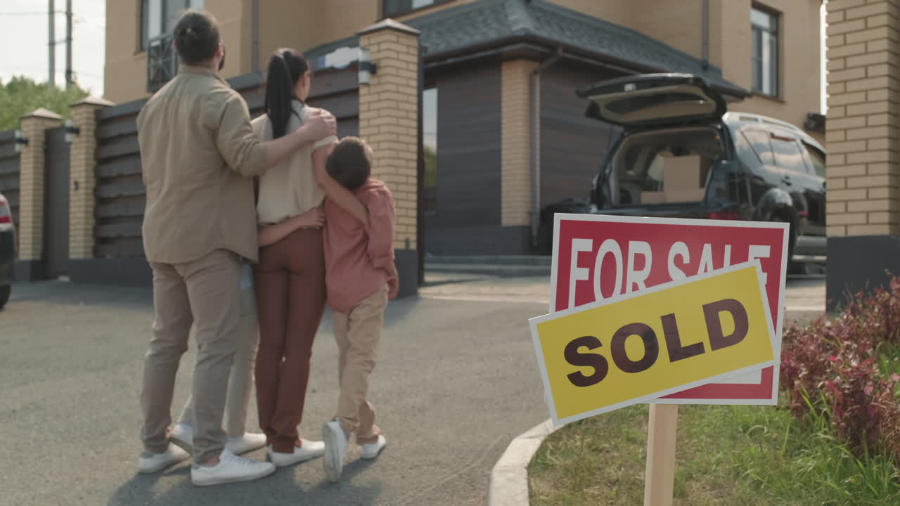 Famiglia che guarda la loro nuova casa