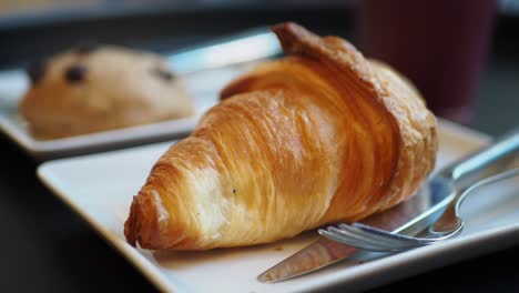 un delicioso croissant en una cafetería