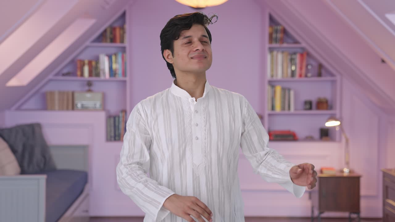 hombre indio frustrado volando una abeja