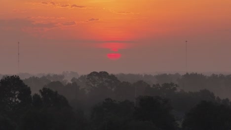 Vista-Por-Drones-Del-Sol-Saliendo-Sobre-La-Zona-Rural-De-Alabama