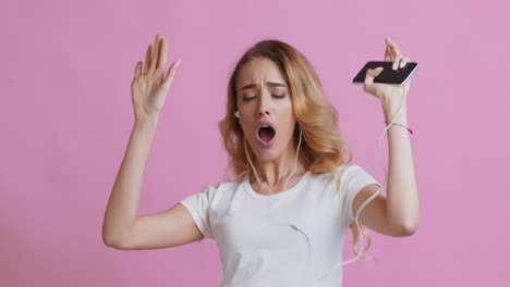 mujer bailando a la música