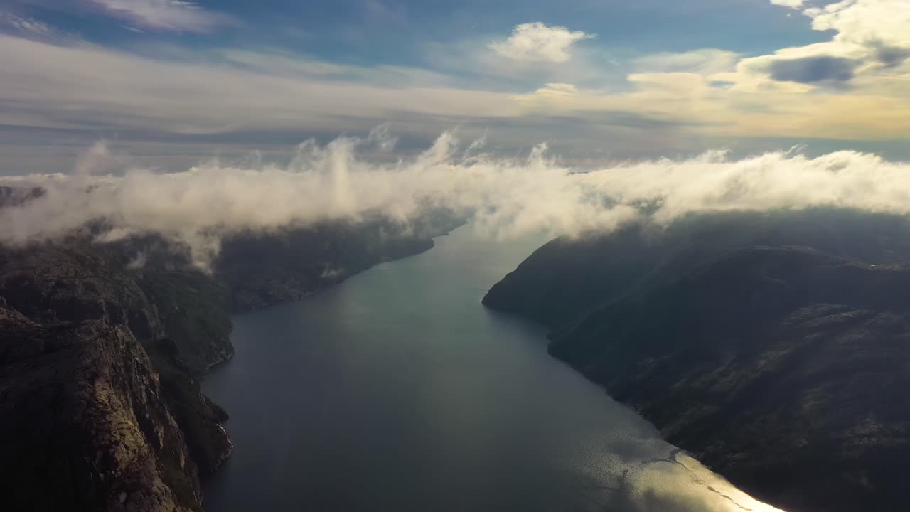 imágenes aéreas de la hermosa naturaleza de noruega sobre las nubes.