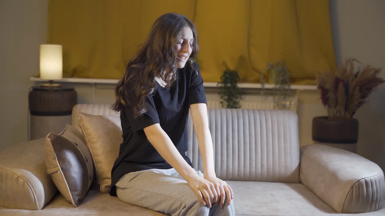 집에서 울고 있는 슬픈 젊은 여성.