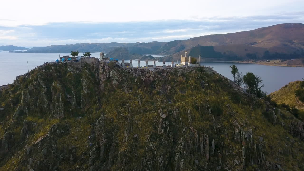 볼리비아 의 티티카카 호수 를 드러내기 위해 산맥 위 를 날아다니는 공중 사진