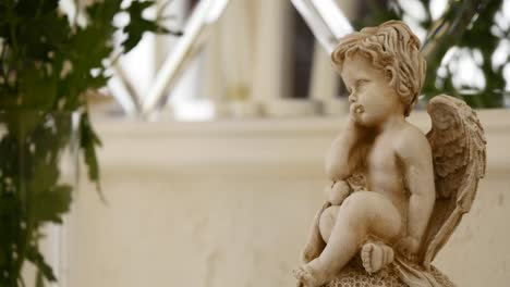 un pequeño cupido en el jardín.