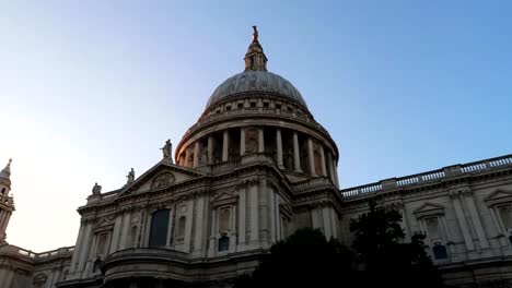 Side-view-of-St-Paul's-Cathedral,-London-on-a-sunny-day