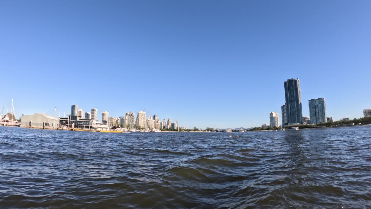 물 건너편의 도시 스카이라인의 파노라마 뷰