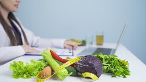 dietista que muestra el plan de dieta en línea.