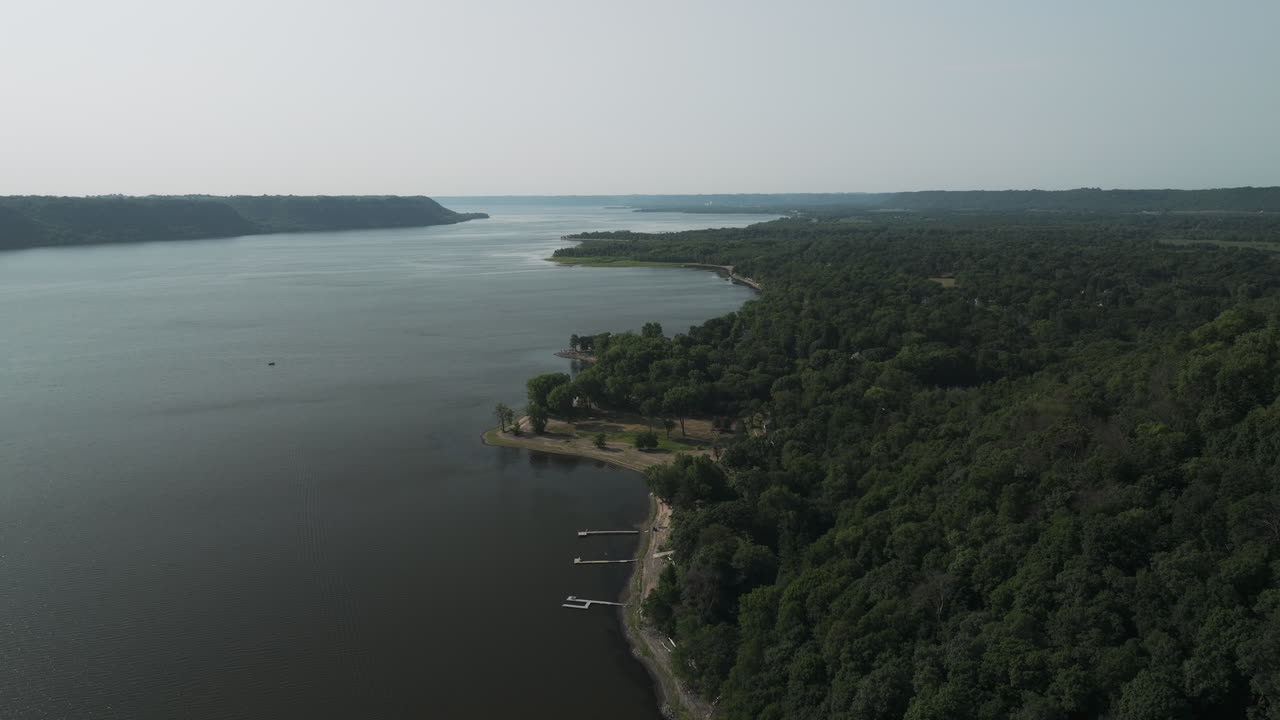 Pontile sul fiume Mississippi con acque calme nel Parco Statale di Frontenac in Minnesota, USA