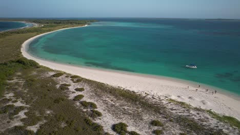 Una-Serena-Playa-En-El-Archipiélago-De-Los-Roques-Con-Aguas-Cristalinas-Y-Escasos-Visitantes,-Vista-Aérea