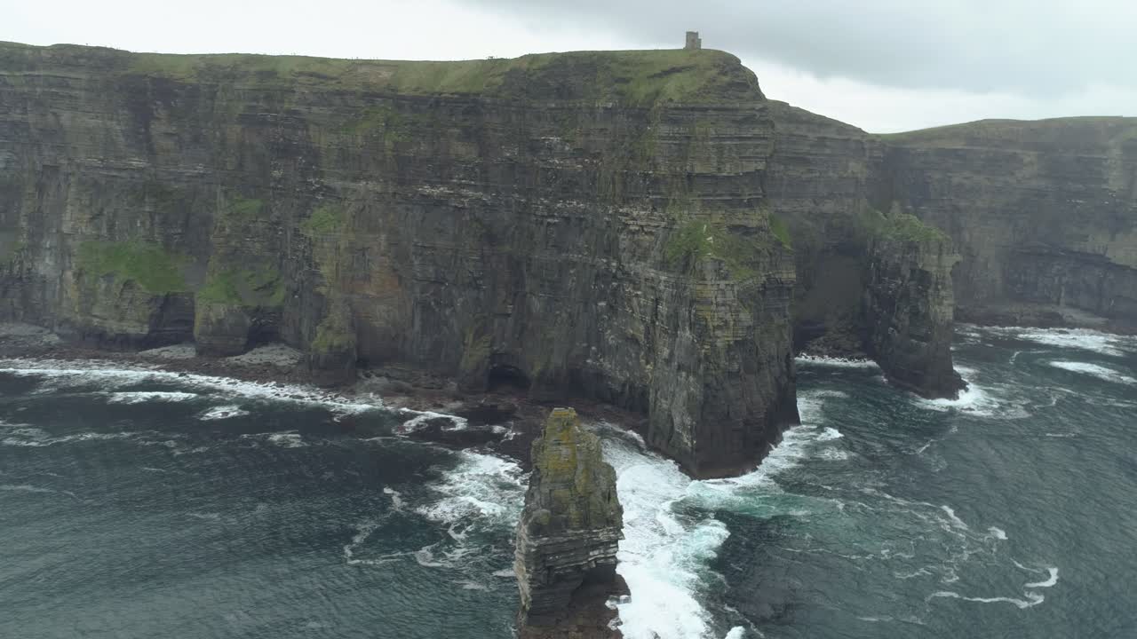 toma aérea de un paisaje épico y emocionante acantilados de la costa en los acantilados de moher irlanda
