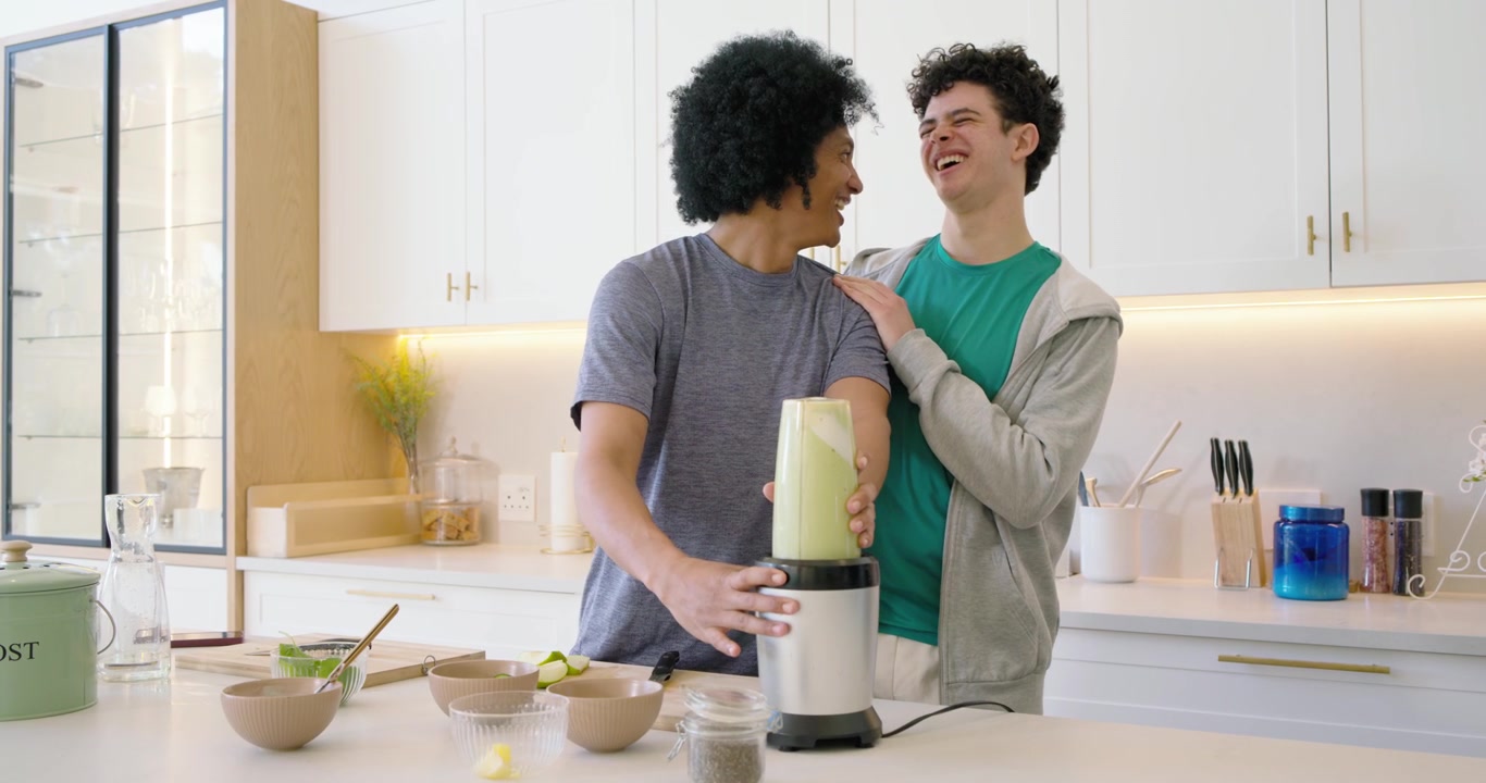 Due giovani che preparano un frullato salutare in una cucina moderna