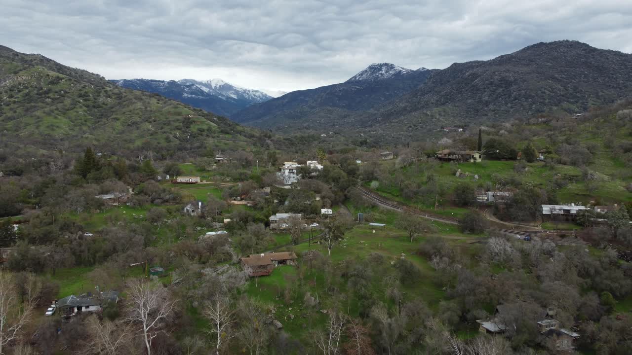 Nuvole di tempesta invernale sopra Three Rivers Village, California