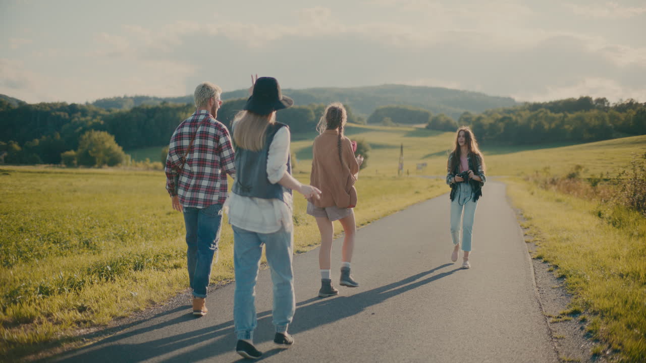 휴가 중 보행로 를  ⁇ 고 있는 친구 들 을 잡고 있는 여자