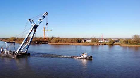 Matador-Sheerleg-Flotante-Tirado-Por-Un-Remolcador-En-El-Canal-En-Barendrecht,-Países-Bajos