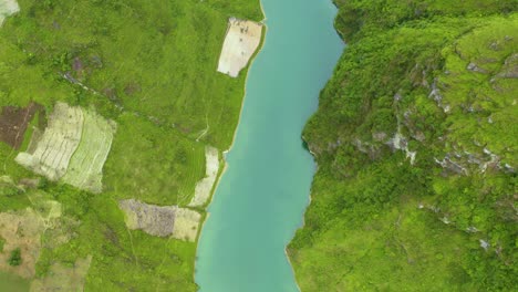 Schwenken-Sie-Langsam-Nach-Oben-Und-Entdecken-Sie-Steile-Canyonwände-über-Dem-Wunderschönen-Türkisblauen-Grünen-Wasser-Des-Nho-Que-Flusses-Im-Norden-Vietnams