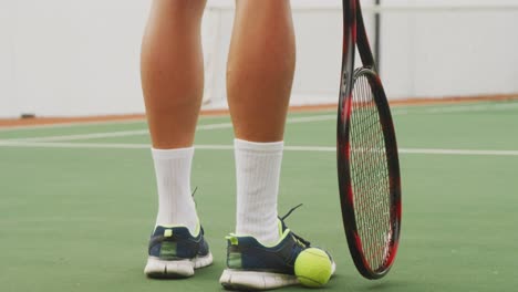 Tenista-Recogiendo-La-Pelota-Con-La-Raqueta-Y-El-Pie