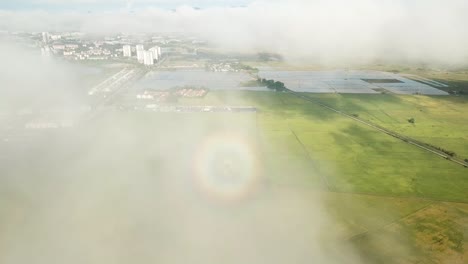 anillo de halo de arco iris aéreo mostrado en la dirección opuesta del sol