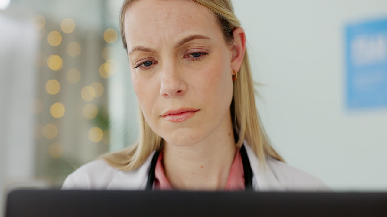 médico, lectura y mujer haciendo investigación