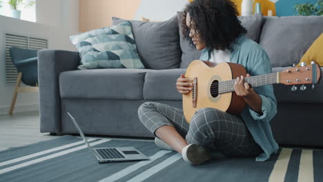mujer aprendiendo guitarra en línea