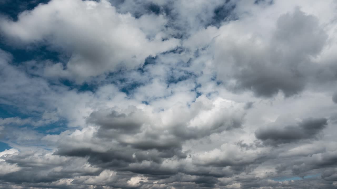 lapso de tiempo de las nubes moviéndose rápido en el cielo azul