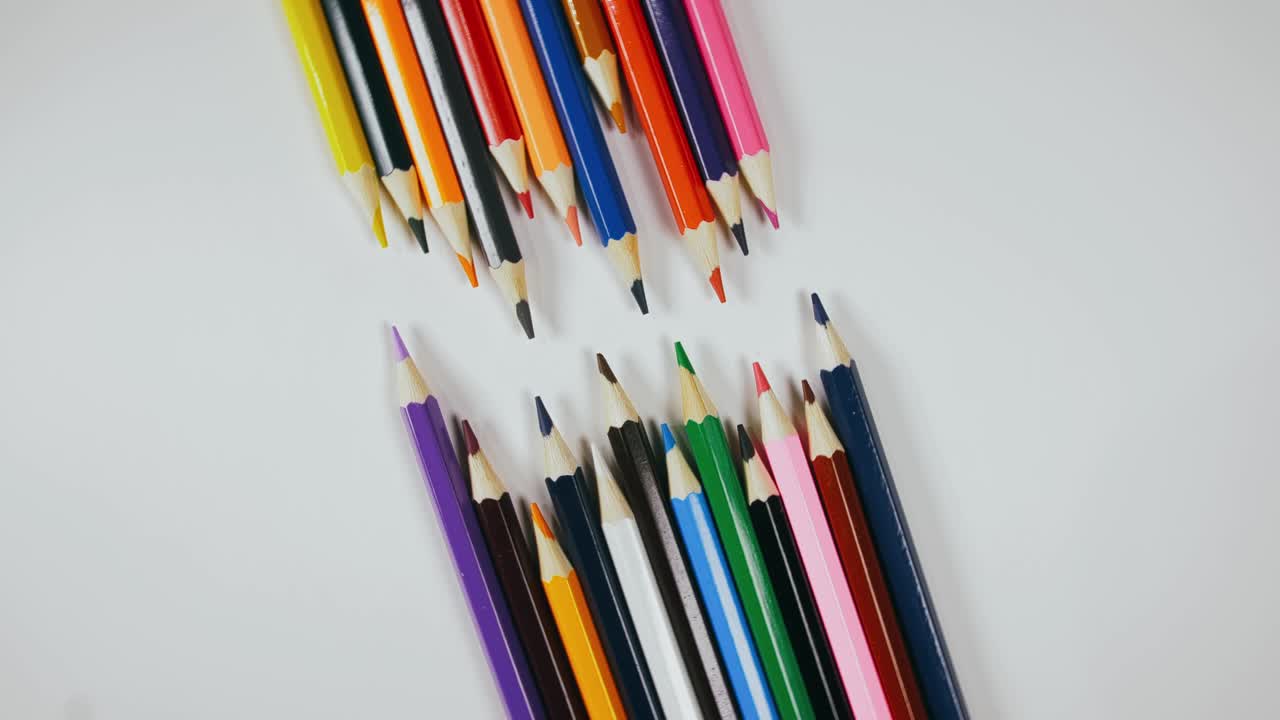 el bolígrafo se sintió en el tocadiscos. el marcador girar girar. girar, crear patrón, hacer el diseño de la forma del círculo. vista superior, colocación plana