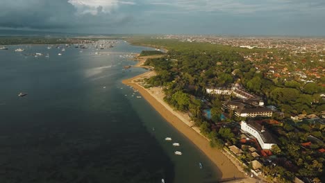 Wunderschöne-Drohnenaufnahmen-Vom-Strand-Von-Sanur-Auf-Bali