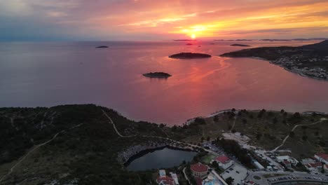 Lago-De-Agua-Salada-Drachenaugensee-Contra-El-Mar-Adriático,-Croacia