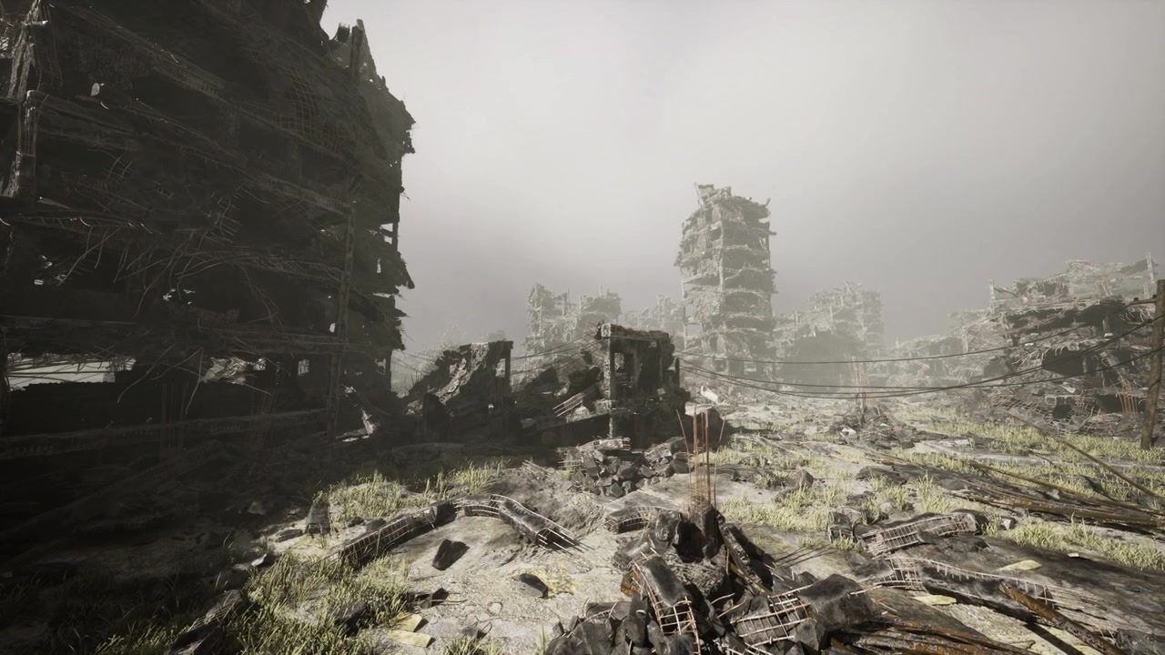Scena urbana avvolta nella nebbia con edifici abbandonati e vegetazione spontanea.