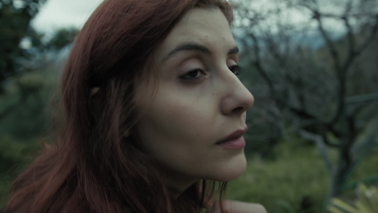 молодая итальянка шагает по горной природе среди деревьев вдумчиво