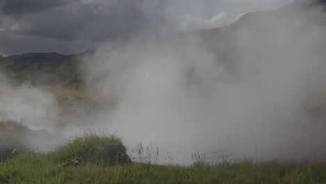 Géiseres-Y-Vapor-Que-Se-Elevan-Desde-El-Suelo-En-El-Géiser-Strokkur,-Islandia