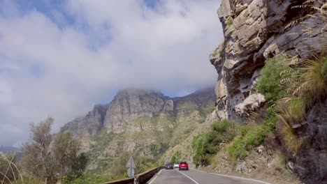 Enthüllen-Die-Berge-In-Einer-Kurve-Der-Straße,-Während-Sie-Die-Amalfiküstenstraße-Nach-Positano-Fahren