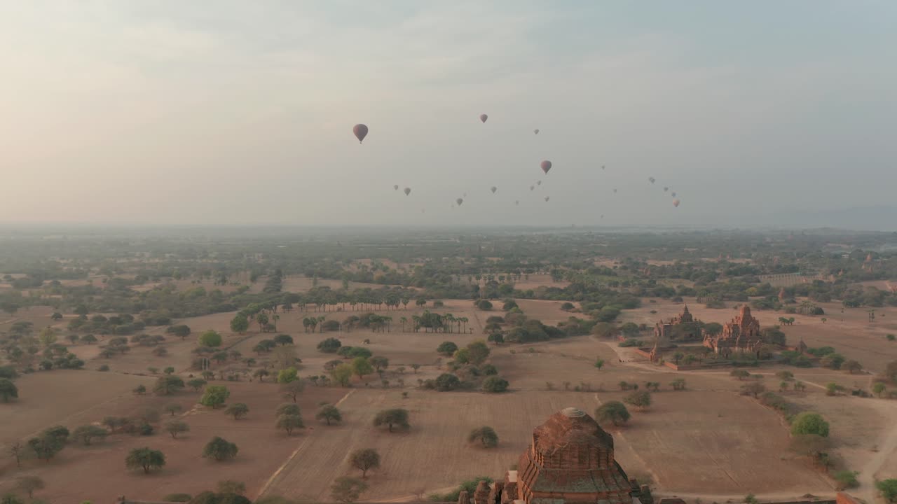 Panorama mattutino al Tempio Dhammayan Gyi con mongolfiere in lontananza, vista aerea