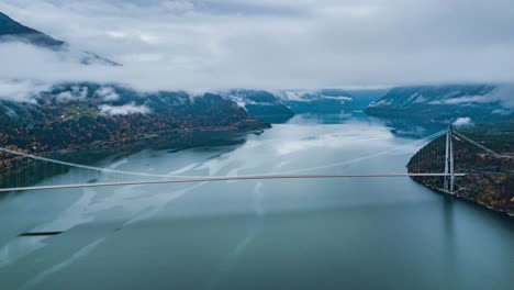 懸吊橋跨越hardangerfjorden的eidfjorden分支的平靜藍色水域,連接ullensvang和ulvik地區