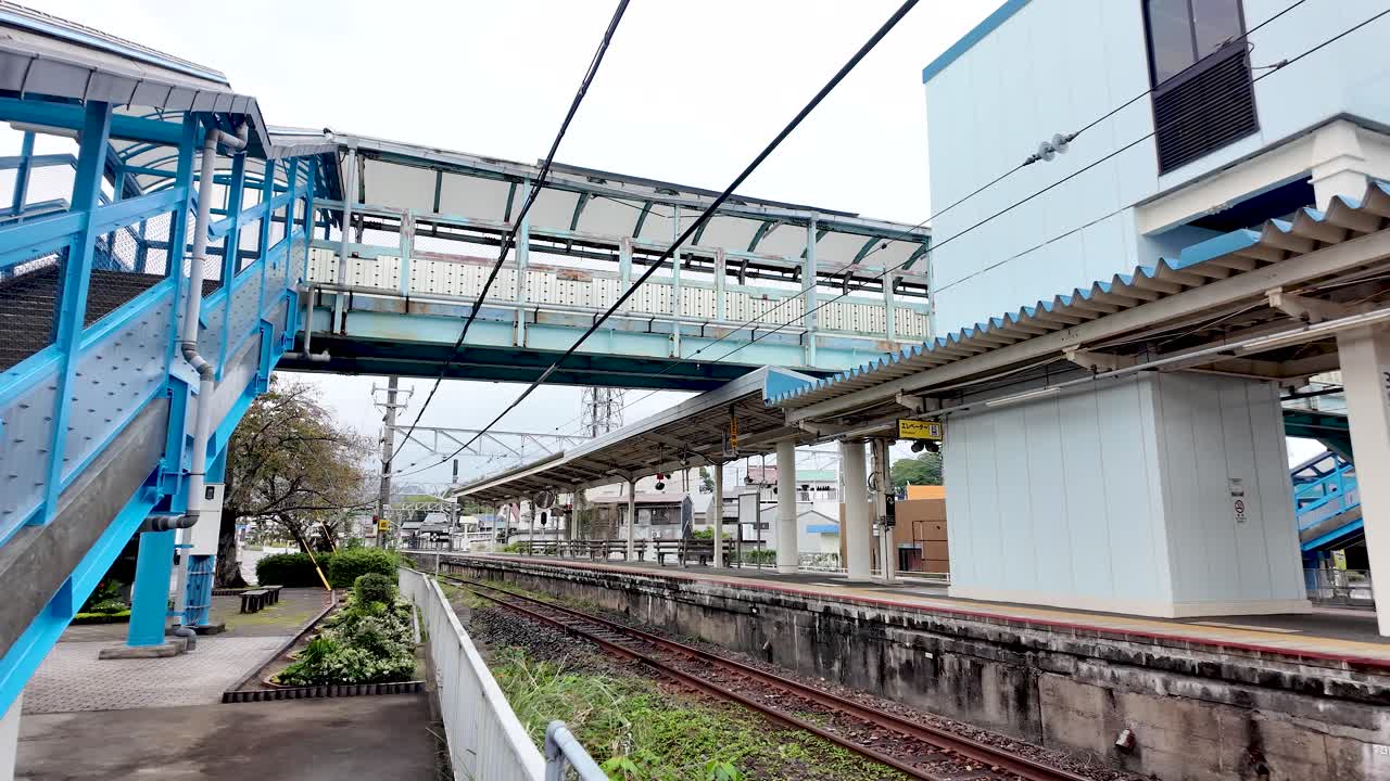 Footbridge and platform at Kii Katsuura Station, a railway station on the Kisei Main Line in Nachikatsuura, Wakayama Prefecture, Japan