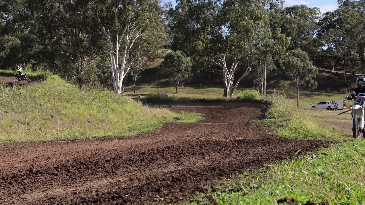 오토바이 운전자 들 이 길 곡선 을 따라 달린다