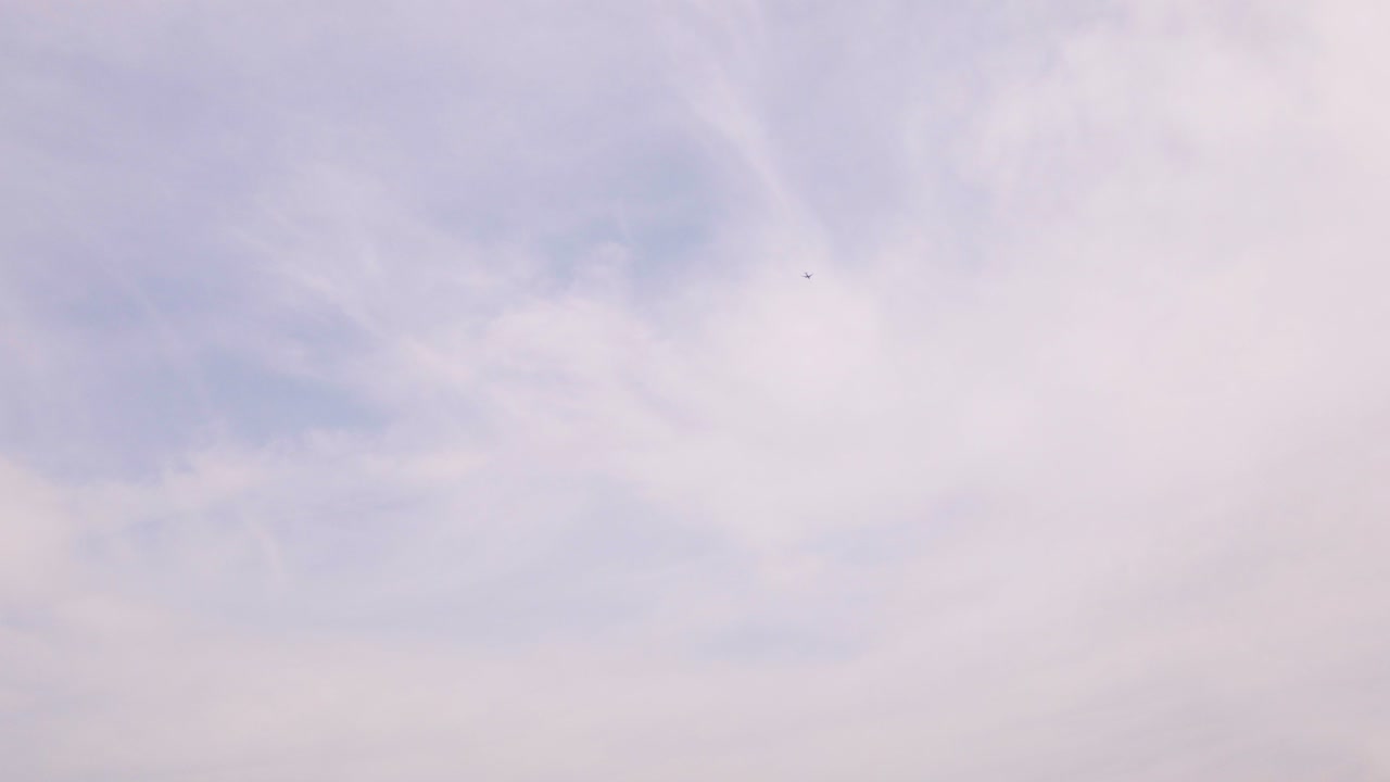 베일 구름과 함께 아름다운 푸른 하늘을 가로지르는 저공 여객기