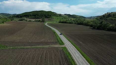 Coche-En-Una-Carretera-En-Medio-De-La-Nada.